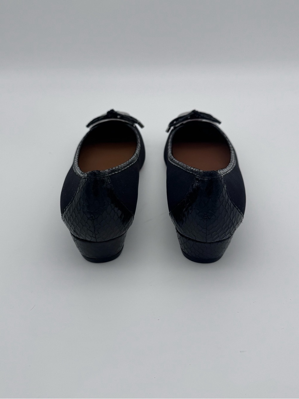 Donald Pliner Black Pointed Toe Silver Plate Bow Low Wedge Flats Size 7 - Picture 8 of 12